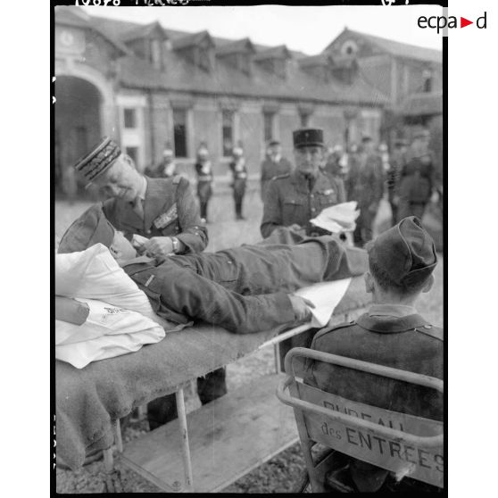 Remise de décoration par le général Legentilhomme à l'Hôpital de Percy.