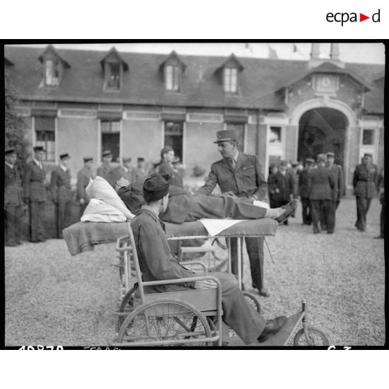 Visite de l'hôpital de Percy par le général de Lattre de Tassigny.
