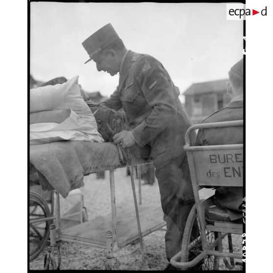 Visite de l'hôpital de Percy par le général de Lattre de Tassigny.