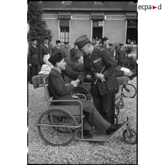 Le général Legentilhomme avec un blessé de l'hôpital de Percy.
