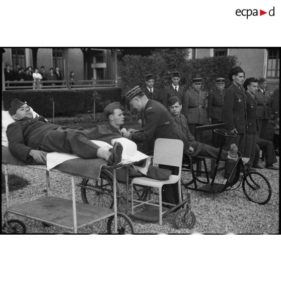 Remise de décoration par le général Legentilhomme à l'hôpital de Percy.