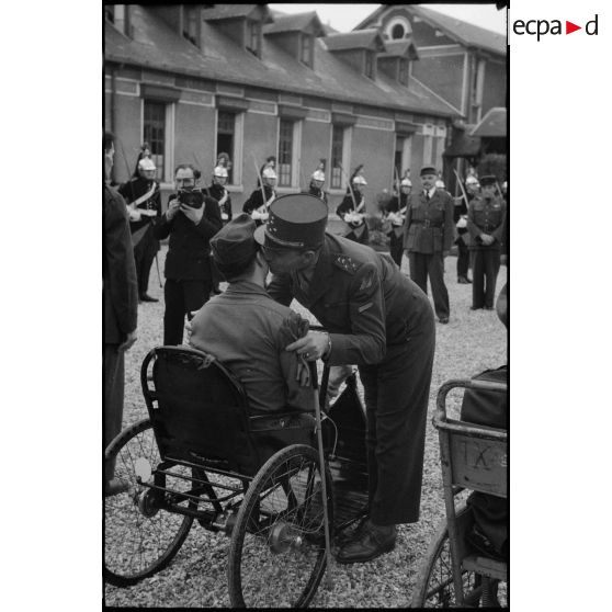 Le général de Lattre de Tassigny avec un blessé de l'hôpital de Percy.