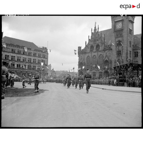 Défilé des troupes à Sarrebruck.