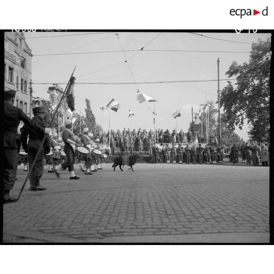 Défilé de la nouba d'un régiment de tirailleurs algériens à Mayence.