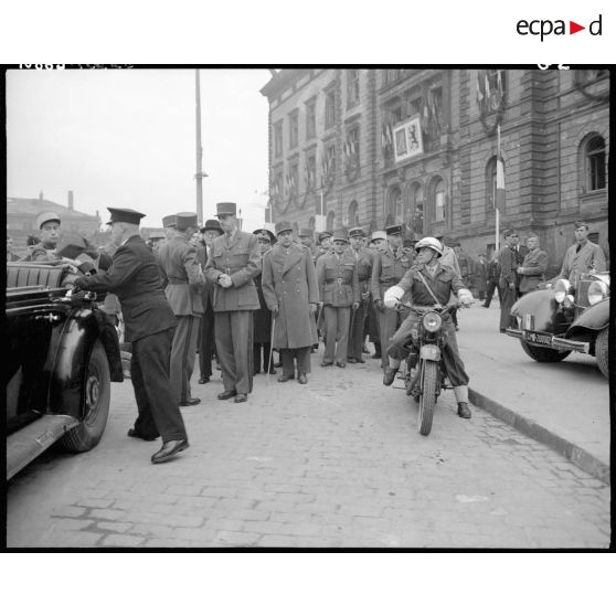 Le général De Gaulle, M. Diethelm et le général de Lattre de Tassigny à Sarrebruck.