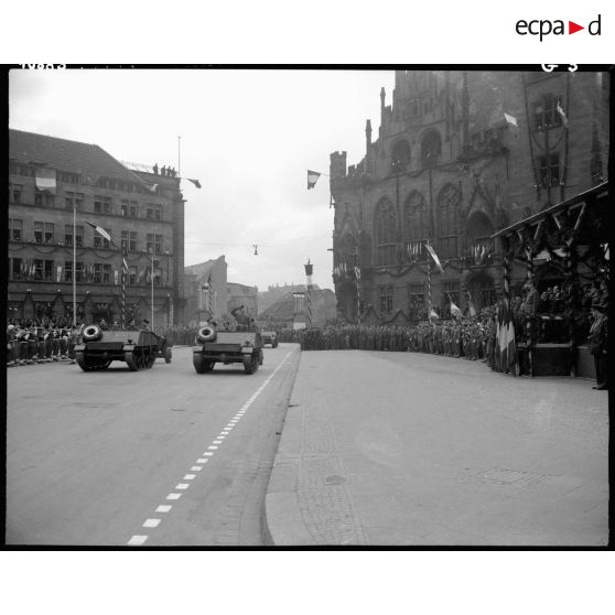 Chenillettes Bren Carrier passant devant la tribune à Sarrebruck.