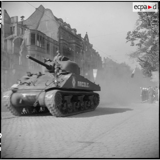 Défilé de blindés à Mayence : le char Sherman M4 "Arcole".