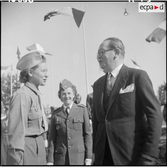M. Diethelm discutant avec un auxiliaire féminin de l'armée.