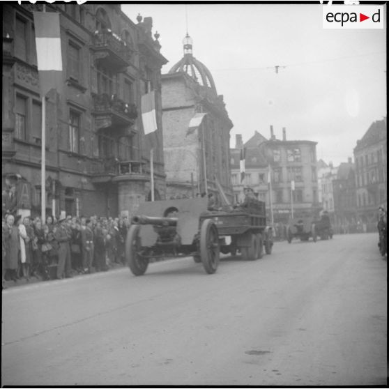 Défilé motisé à Sarrebruck : bac tiré par un canon.