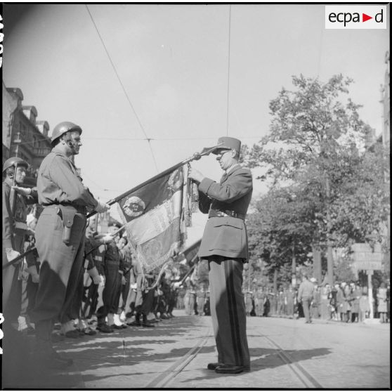 Décoration du drapeau du 3e RS à Mayence par le général De Gaulle.