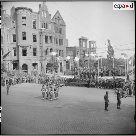 Défilé des troupes à Mayence, devant la tribune officielle.