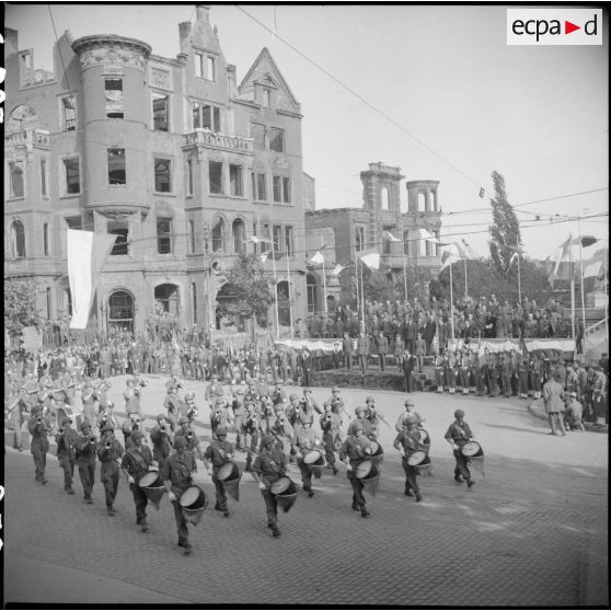 Défilé de la musique militaire devant la tribune de Mayence.