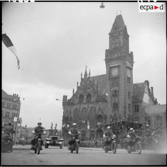 Défilé motorisé à Sarrebruck.