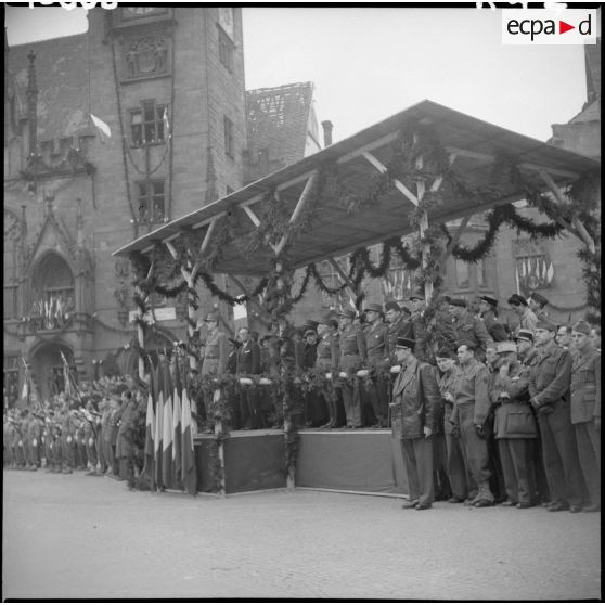 La tribune officielle pendant le défilé à Sarrebruck.