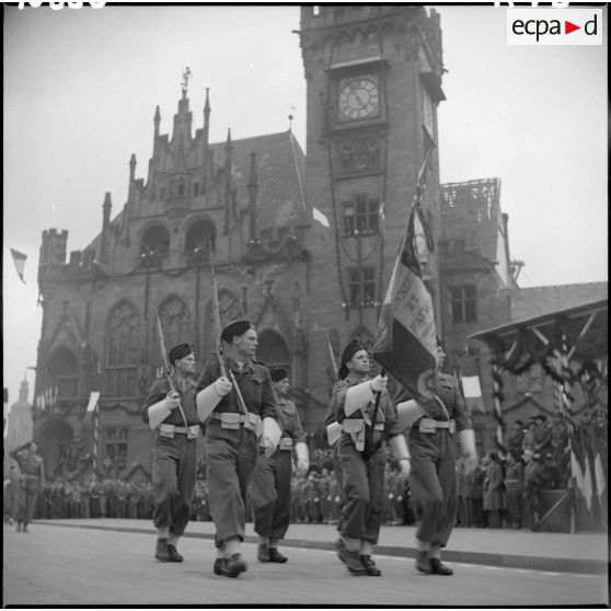 Défilé des troupes à Sarrebruck : garde au drapeau.