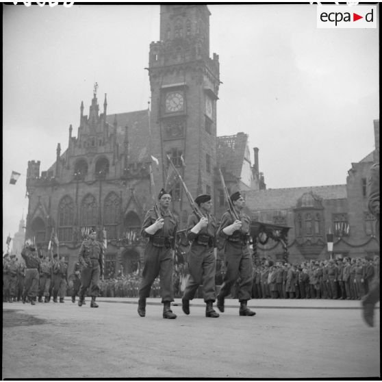 Défilé des troupes à Sarrebruck.