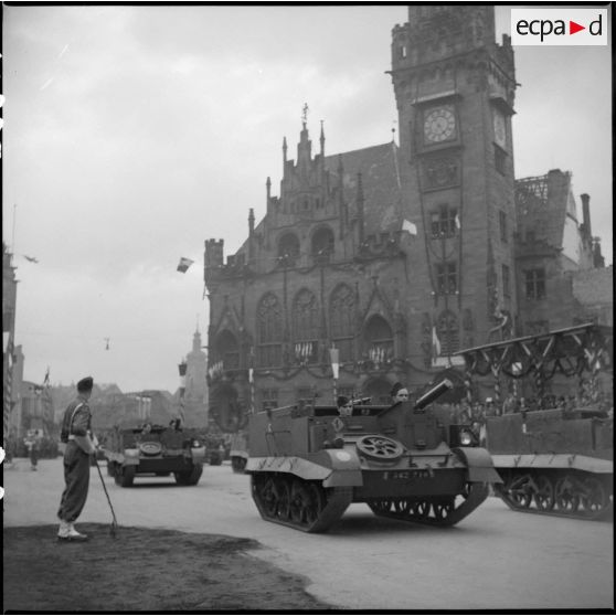 Défilé de blindés à Sarrebruck : chenillettes Bren Carrier.