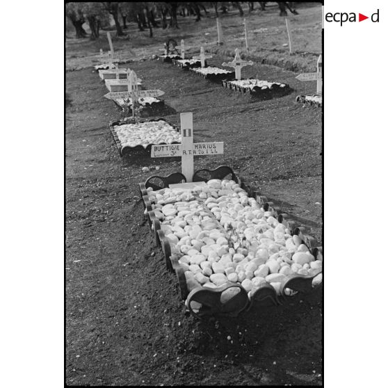 Tombes de militaires français au cimetière militaire italien de Vetrano.