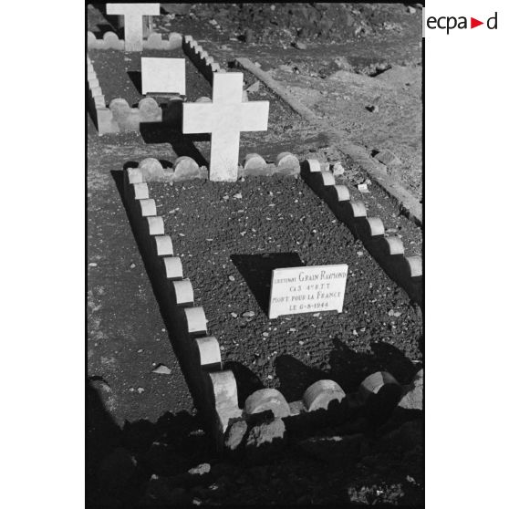 Tombes de militaires français au cimetière militaire italien de Miano à Naples.