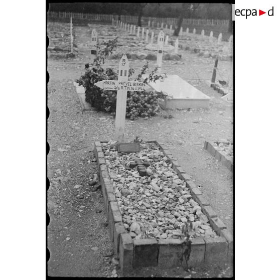 Tombes de militaires français au cimetière militaire italien de Miano à Naples.