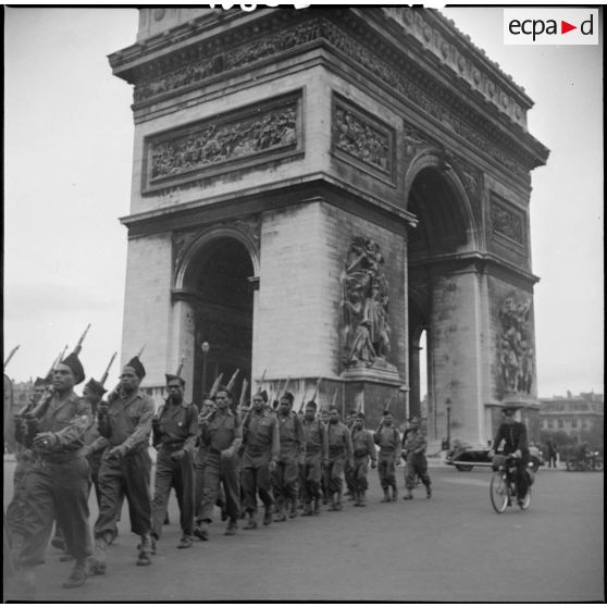 Défilé du BIMP sur la place de l'Etoile.
