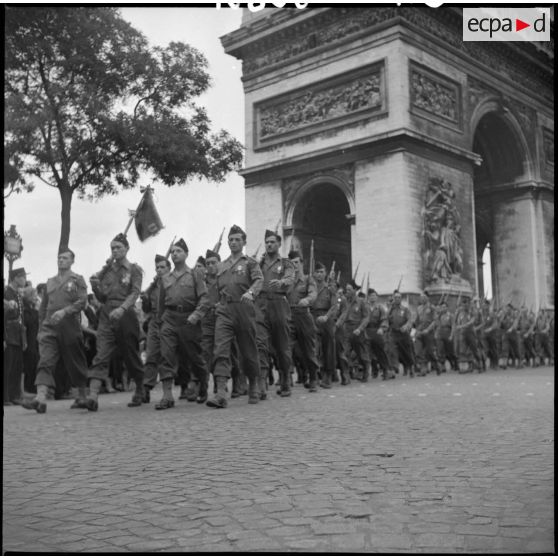 Défilé du BIMP sur la place de l'Etoile.