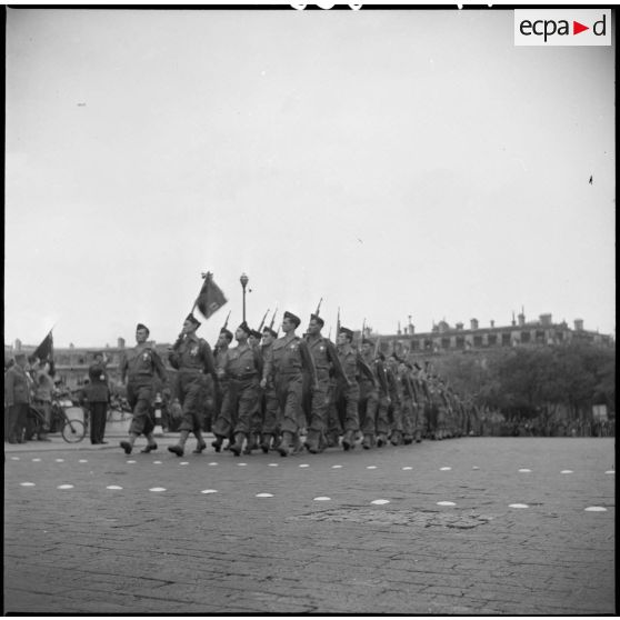 Défilé du BIMP sur la place de l'Etoile.