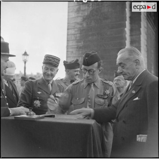 Signature du livre d'or lors du défilé du BIMP.