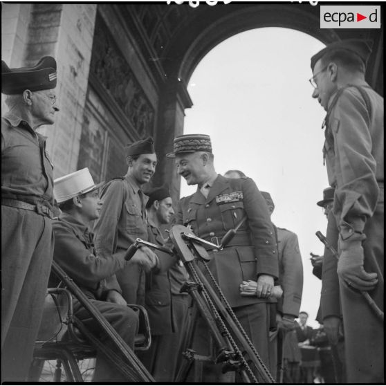 Le général Legentilhomme salue des blessés de guerre.