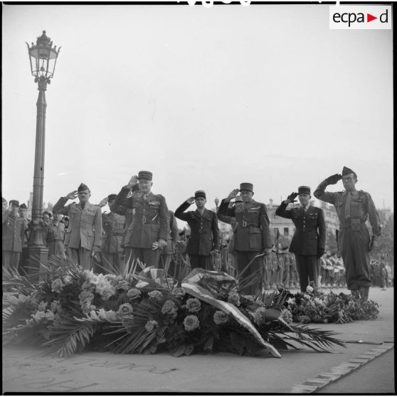 Dépôt de gerbes sur la tombe du Soldat inconnu.