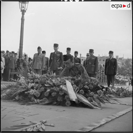 Dépôt de gerbes sur la tombe du Soldat inconnu.