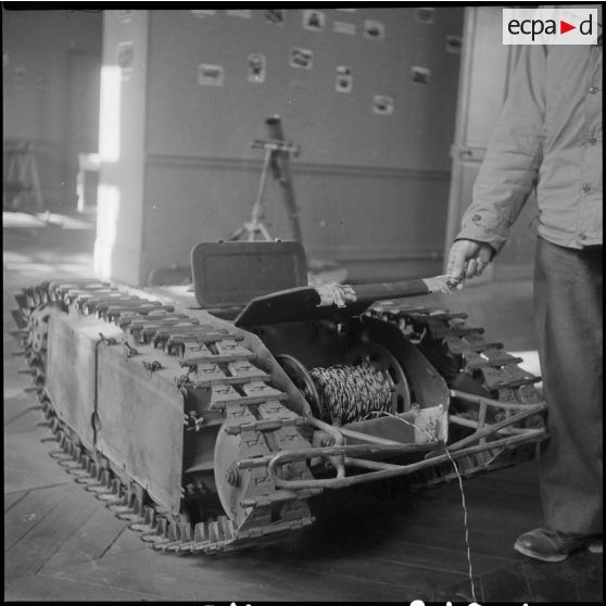 Goliath, petit tank mu par un moteur électrique et dirigé par télécommande, utilisé par l'armée allemande pour faire exploser les blindés et les bunkers.
