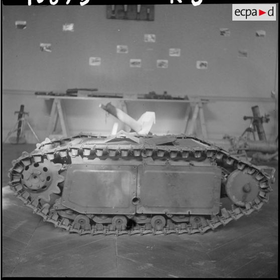 Goliath, petit tank mu par un moteur électrique et dirigé par télécommande, utilisé par l'armée allemande pour faire exploser les blindés et les bunkers.