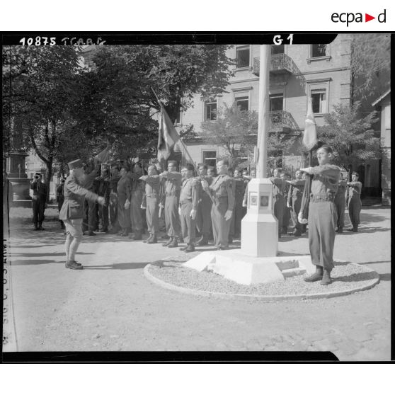 Le général de Monsabert, commandant supérieur des troupes d'occupation en Allemagne, inspecte le 151e RI (Régiment d'infanterie) à Oppenau.