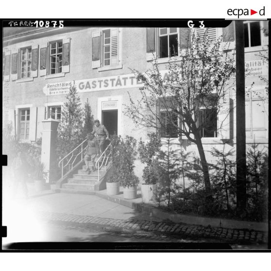 Le général de Monsabert, commandant supérieur des troupes d'occupation en Allemagne, inspecte le 151e RI (Régiment d'infanterie) à Oppenau.