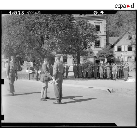Le général de Monsabert, commandant supérieur des troupes d'occupation en Allemagne, inspecte le 151e RI (Régiment d'infanterie) à Oppenau.