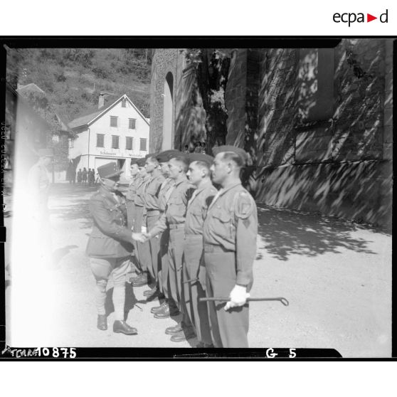 Le général de Monsabert, commandant supérieur des troupes d'occupation en Allemagne, inspecte le 151e RI (Régiment d'infanterie) à Oppenau.