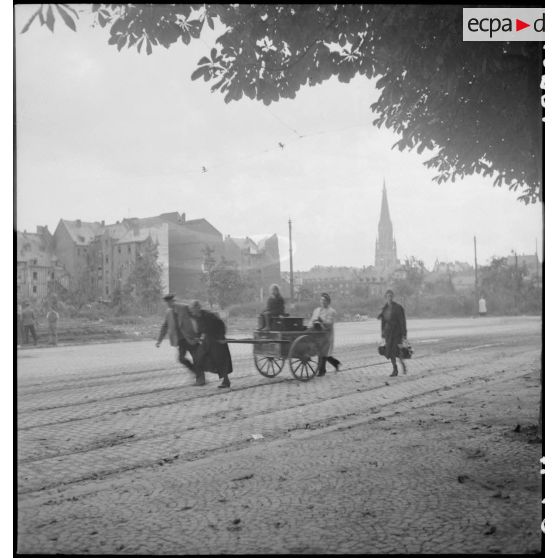 Retour de la population civile dans les rues de Coblence détruite.