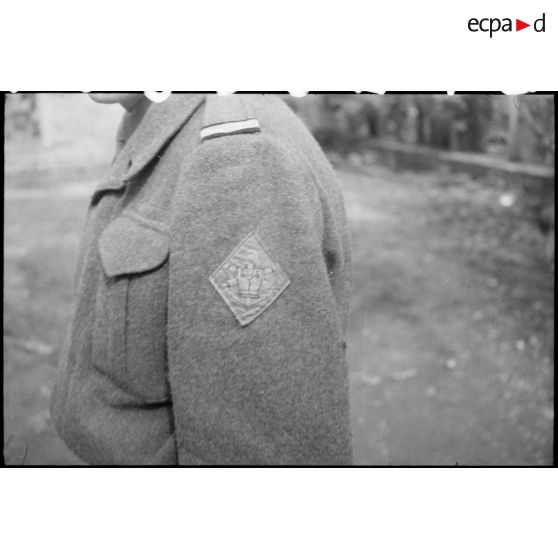 Insigne de l'école polytechnique sur un élève en stage en Allemagne.