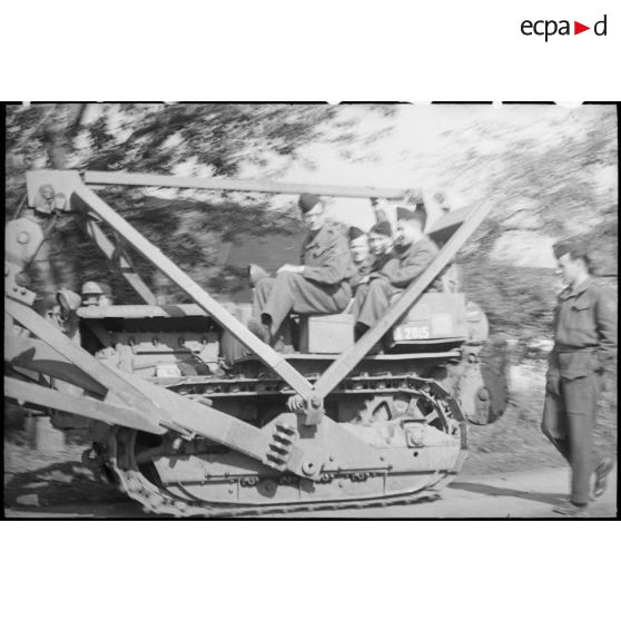 A bord de bulldozers, les élèves de l'école polytechnique en stage en Allemagne aident à des travaux de campagne.