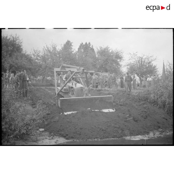 Reconstruction de ponts détruits, avec le concours des élèves de l'école Polytechnique en stage en Allemagne.
