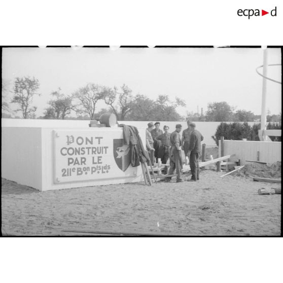 Plaque désignant la construction d'un pont par le 211e Bataillon de génie français (211e BPL) près de Karlsruhe, pour remplacer ceux qui ont été détruits.