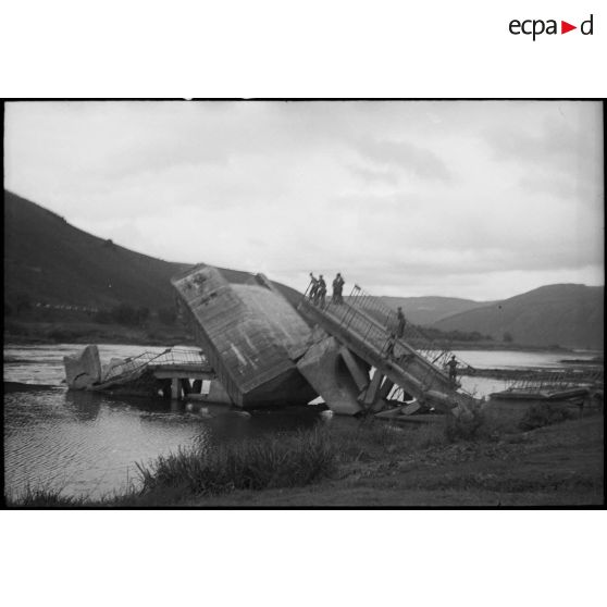 Reconstruction de ponts détruits, avec le concours des élèves de l'école Polytechnique en stage en Allemagne.