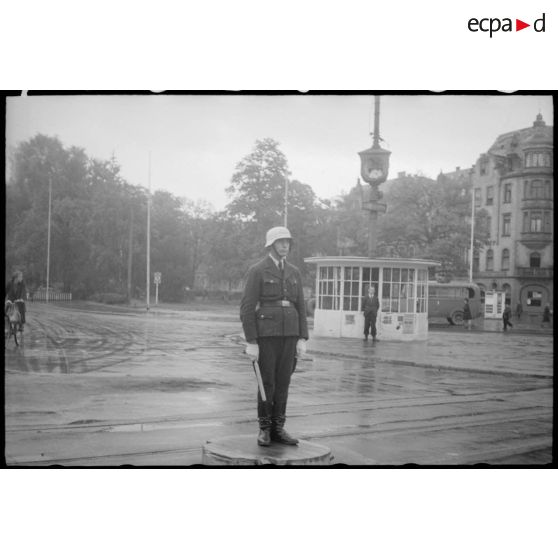 Circulation dans la ville de Trèves d'après-guerre.