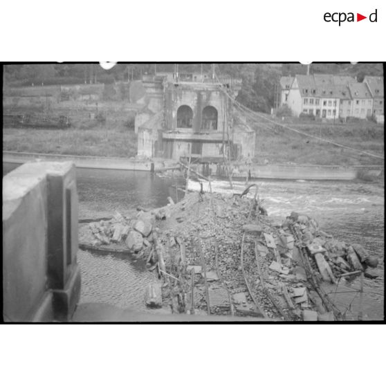Pont en ruines sur la Moselle.