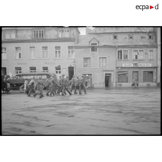 Passage de de prisonniers allemands dans la ville de Trèves.