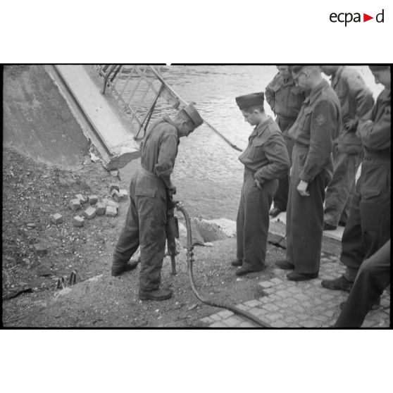 Reconstruction de ponts détruits, avec le concours des élèves de l'école Polytechnique en stage en Allemagne.