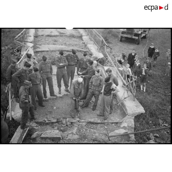 Reconstruction de ponts détruits, avec le concours des élèves de l'école Polytechnique en stage en Allemagne.
