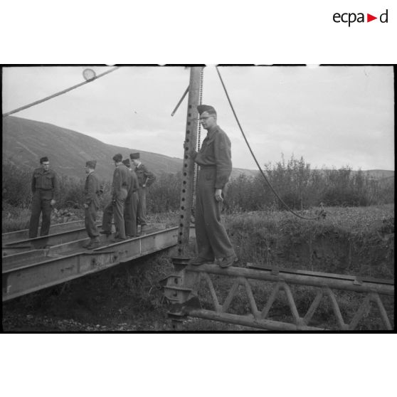 Reconstruction de ponts détruits, avec le concours des élèves de l'école Polytechnique en stage en Allemagne.