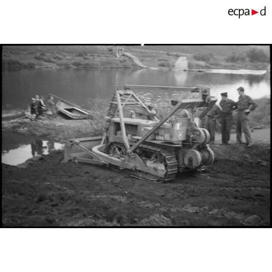 Reconstruction de ponts détruits, avec le concours des élèves de l'école Polytechnique en stage en Allemagne.